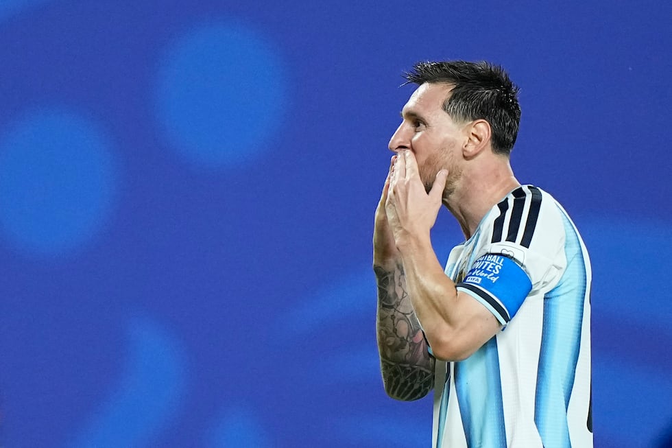 يحتفل ليونيل ميسي بعيد ميلاده التاسع والثلاثين مع زملائه في منتخب الأرجنتين خلال كأس العالم المبهجة